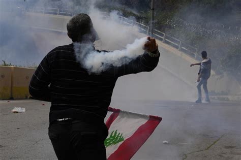 Tear gas, clashes as Lebanon protesters try to storm govt HQ
